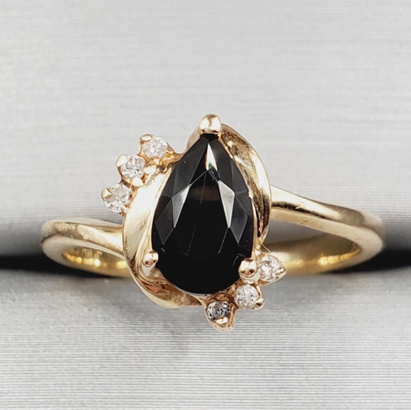 Jewelry - 14k Solid Yellow Gold Pear Shaped Onyx & Genuine Round Diamond Ring